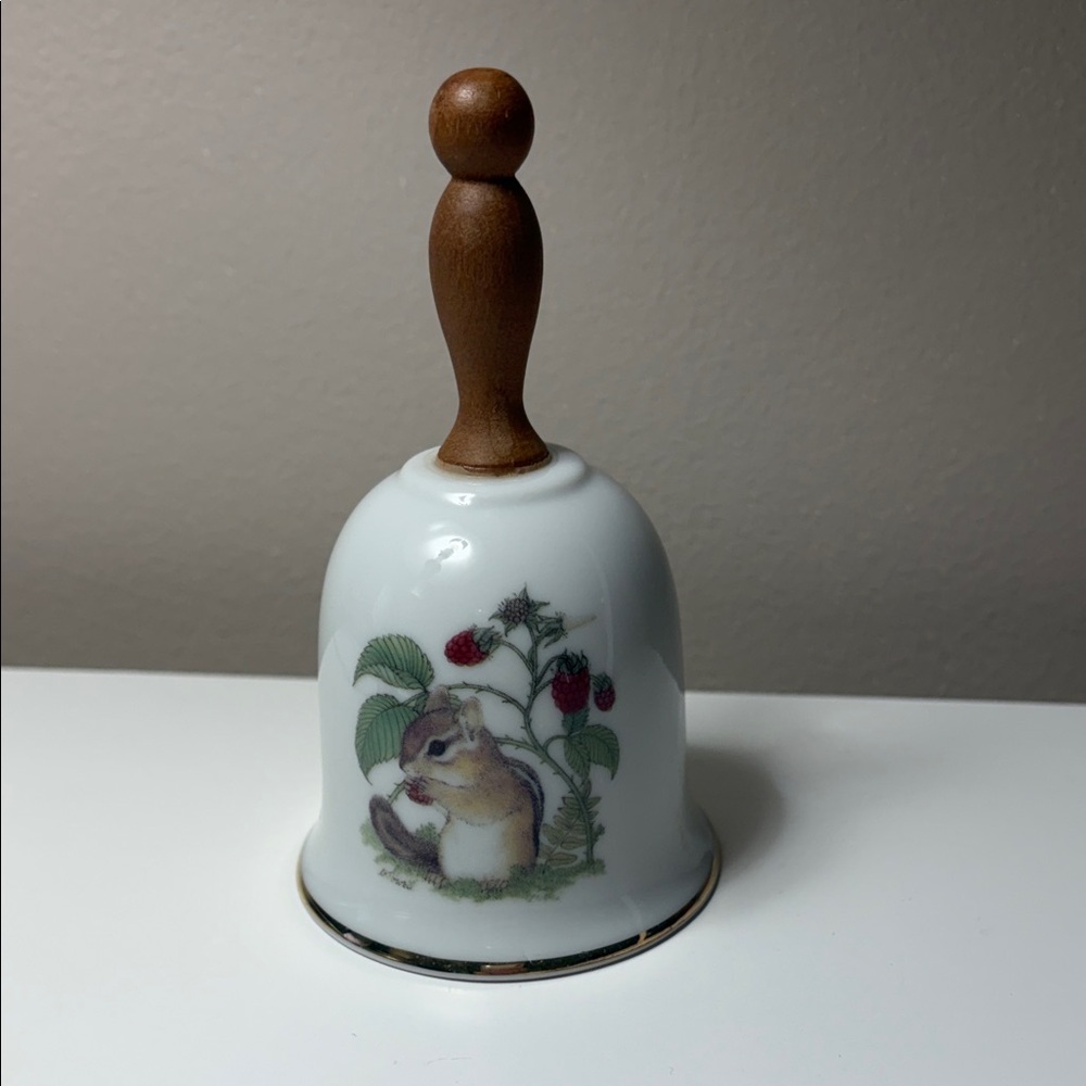 Vintage dinner Bell Woodland chipmunk strawberries Four Seasons Collection 1981